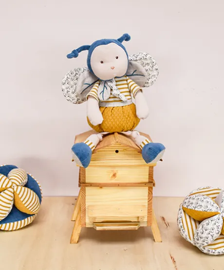 Balle d'éveil bébé avec Hochet - Pollen l'abeille en coton BIO - 15 cm - Modèle aléatoire