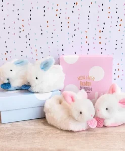 Coffret cadeau naissance chaussons lapin bleu avec hochet - 0/6 mois