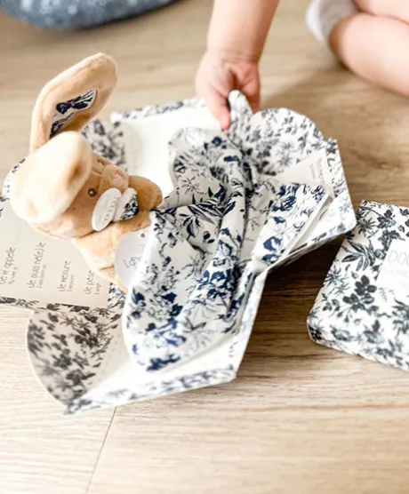 Doudou LAPIN bleu Marine avec mouchoir - BOH'AIME -