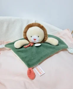 Doudou plat lion beige et vert - 25 cm