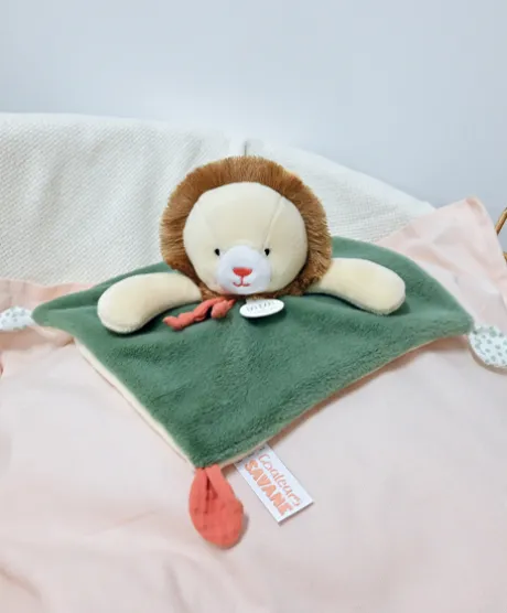 Doudou plat lion beige et vert - 25 cm