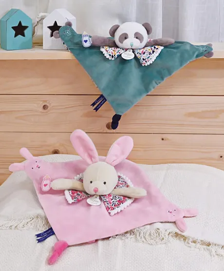 Doudou plat panda vert avec marionnette à doigt - 30 cm